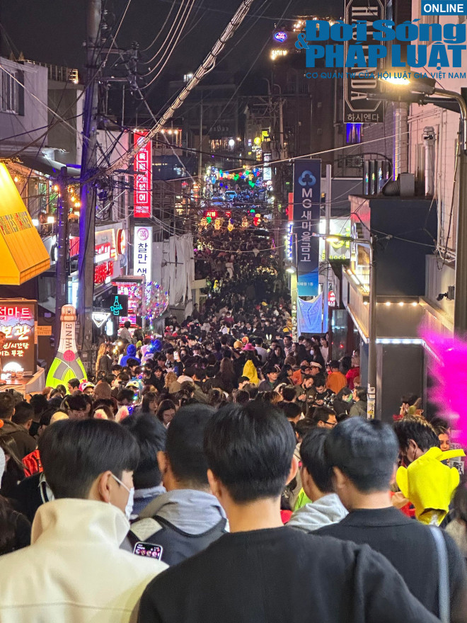 Dòng người không một kẽ hở tại Itaewon tối 29/10. 