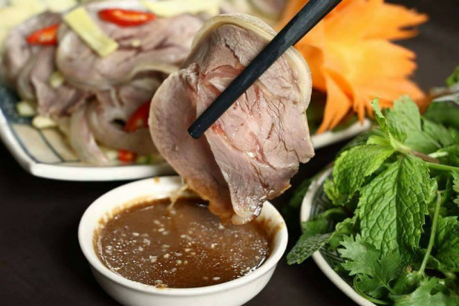 Thịt dê hấp chấm cùng mắm nêm thơm ngon