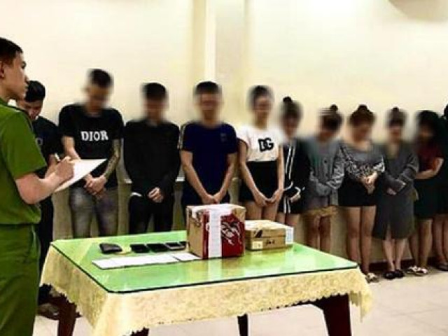 Pháp luật - Đột kích quán karaoke, bắt quả tang 16 nam, nữ thanh niên đang "thác loạn"