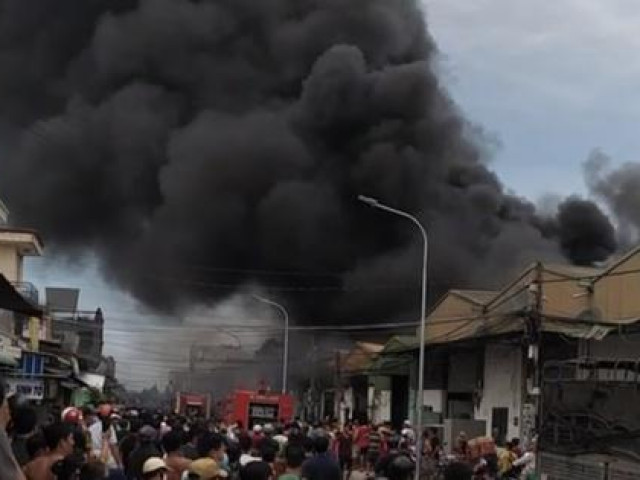 Tin tức trong ngày - Clip: Ngỡ ngàng với hàng trăm người chen nhau xem đám cháy ở Bình Dương