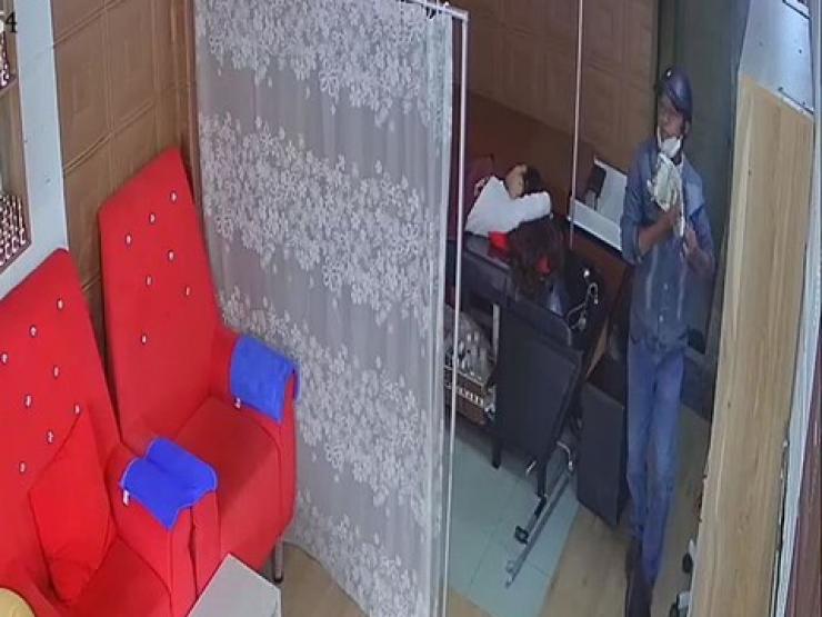 Pháp luật - Clip: Nữ chủ tiệm gội đầu nằm ngủ, người đàn ông vào "ngắm nghía" rồi trộm giỏ xách