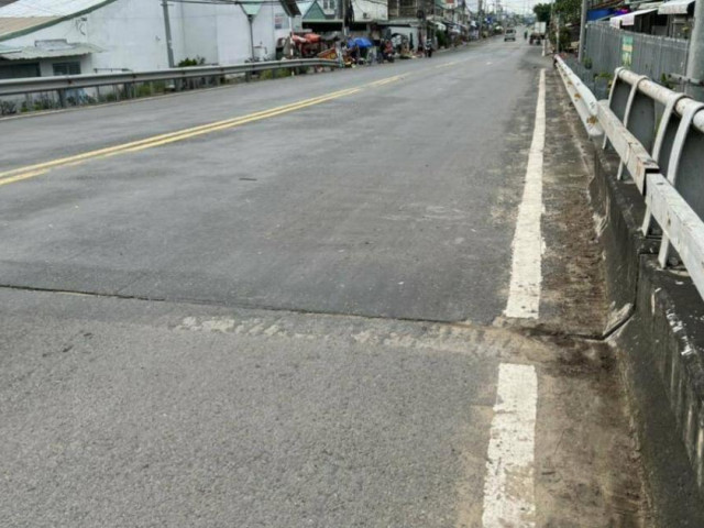 Nhiều người đi xe máy tự ngã ở điểm đen có gắn cảnh báo trên cầu Vĩnh Công