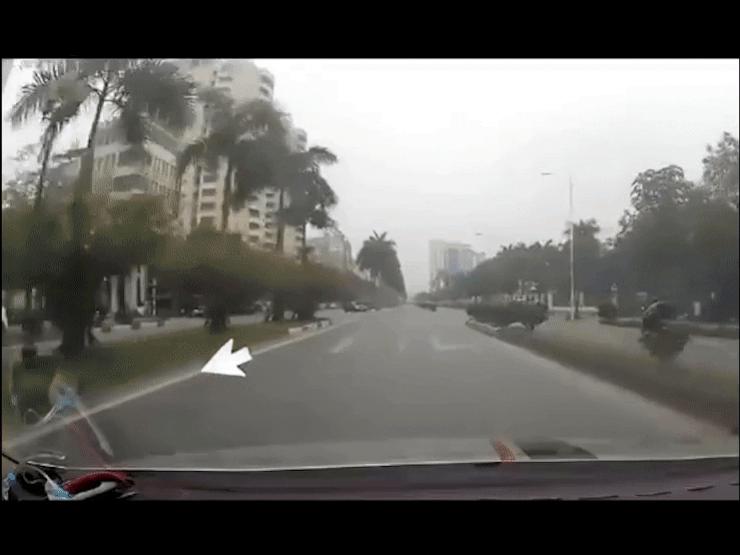 Clip: Ô tô phóng nhanh phanh gấp quay ngang xe khi bất ngờ gặp xe sang đường