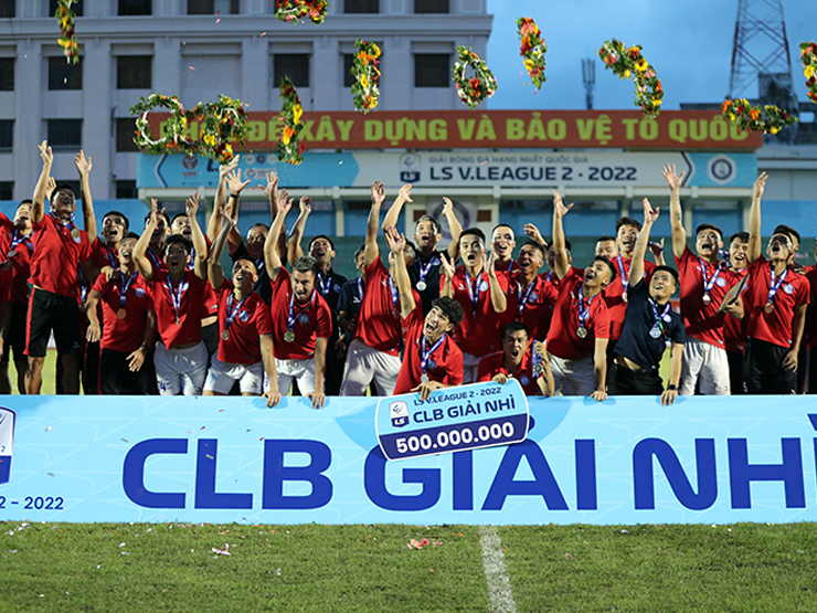 CLB Khánh Hoà vỡ oà ăn mừng vé thăng hạng V-League sau 3 năm