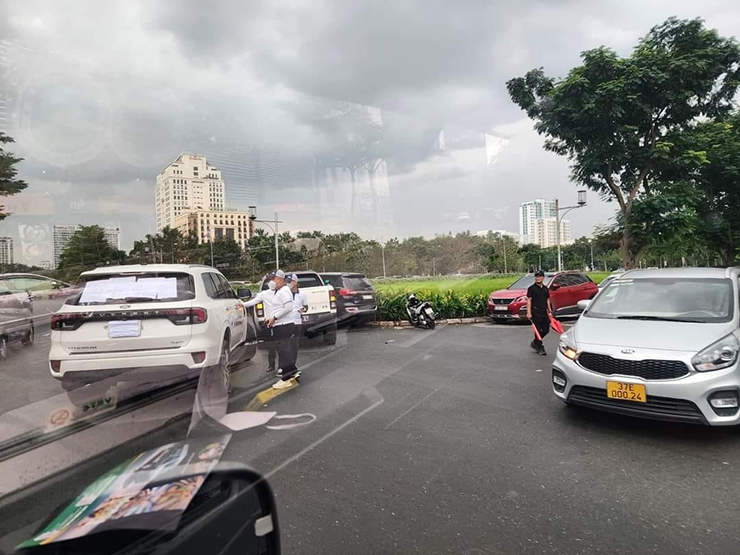 Va chạm liên hoàn giữa 3 chiếc xe Ford tại khu vực gần Triển lãm VMS 2022 - 3