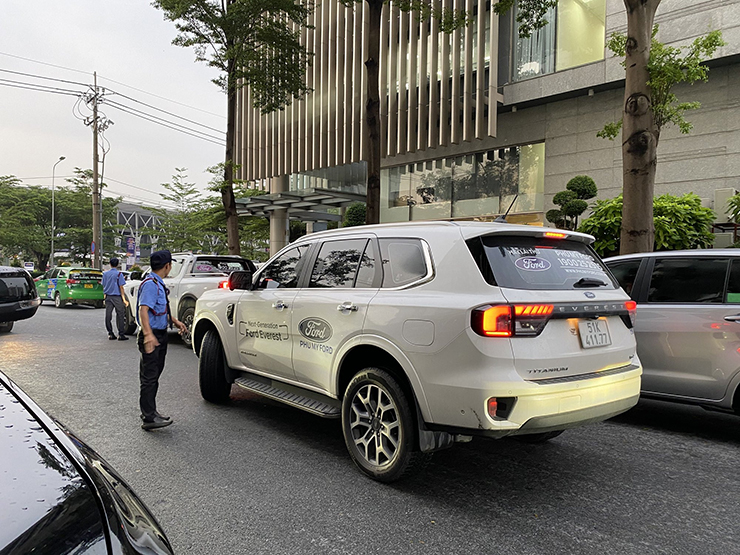 Va chạm liên hoàn giữa 3 chiếc xe Ford tại khu vực gần Triển lãm VMS 2022 - 4