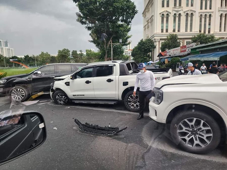 Va chạm liên hoàn giữa 3 chiếc xe Ford tại khu vực gần Triển lãm VMS 2022 - 6