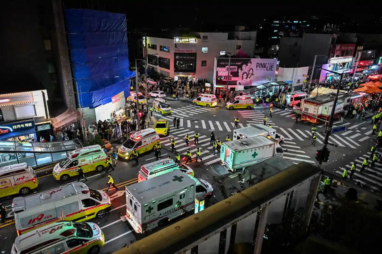 Hiện trường vụ giẫm đạp đêm hôm 29/10 với hàng loạt xe cứu thương (ảnh: Yonhap)