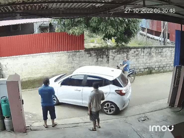 Ô tô - Clip: Pha lùi xe "đi vào lòng mề" dù có "camera lùi chạy bằng cơm"