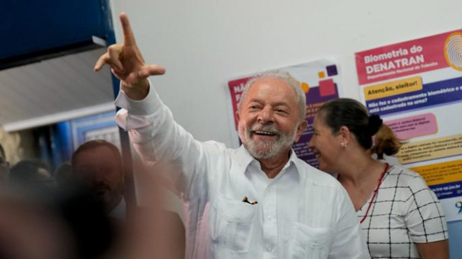 Ông da Silva mỉm cười sau khi bỏ phiếu ở Sao Paulo - Brazil ngày 30-10. Ảnh: AP