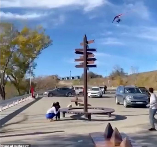 Nữ du khách Anna Kozyreva (43 tuổi) đã chi tiền thuê một chiếc tàu lượn có người hướng dẫn để ngắm cảnh vùng núi Adygea (Nga). Ảnh: Social Media/E2W