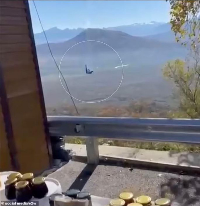 Ảnh chụp từ clip cảnh tàu lượn lao nhanh xuống đất với một làn khói phát ra từ động cơ. Ảnh: Social Media/E2W