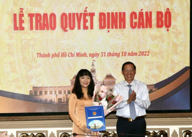 Chủ tịch UBND TP HCM Phan Văn Mãi trao quyết định và chúc mừng bà Phạm Thị Hồng Hà đến nhận công tác tại Thành ủy thành phố