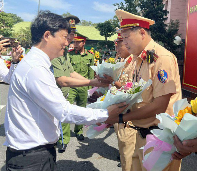 Ông Võ Văn Minh, Chủ tịch UBND tỉnh Bình Dương và Đại tá Trinh Ngọc Quyên, Giám đốc Công an tỉnh, tặng hoa chúc mừng các đội