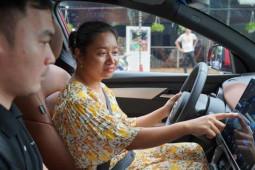 Tin tức ô tô - Giá pin còn 176 triệu đồng, VinFast VF 8 hút khách lái thử