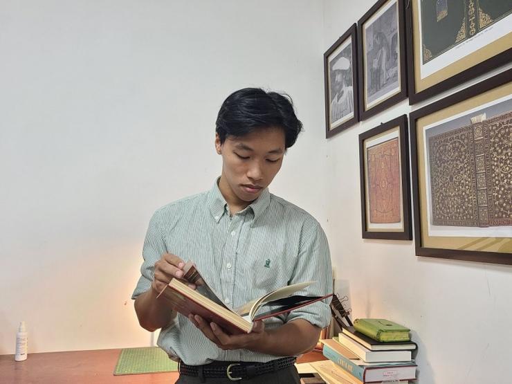 Bạn trẻ - Cuộc sống - Chàng thanh niên trẻ với nghề khoác tấm áo mới cho sách