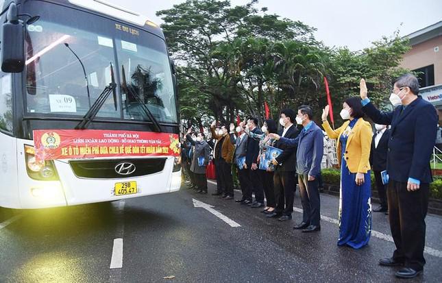 Chương trình hỗ trợ xe đưa công nhân, người lao động có hoàn cảnh khó khăn ở Hà Nội về quê đón Tết 2022. Ảnh: PV