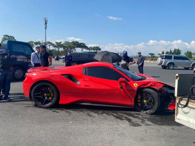 VIDEO: Khám nghiệm hiện trường siêu xe Ferrari 488 va chạm với xe máy, 1 người tử vong