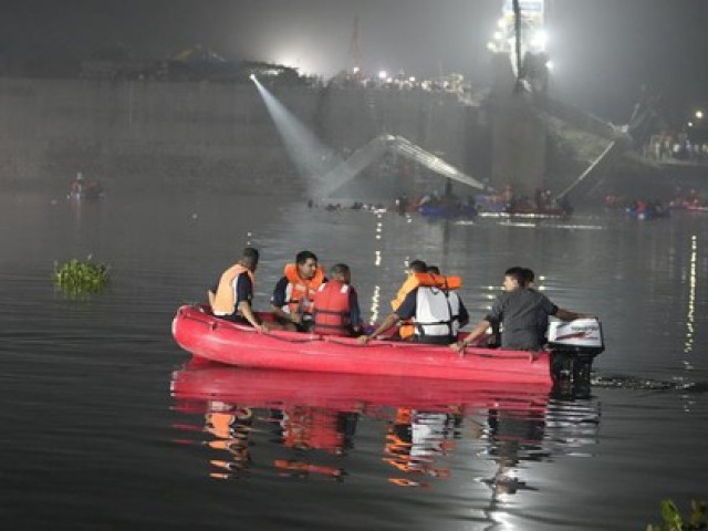 Sập cầu treo ở Ấn Độ: 132 người thiệt mạng, mò mẫm xuyên đêm tìm kiếm người rơi xuống sông