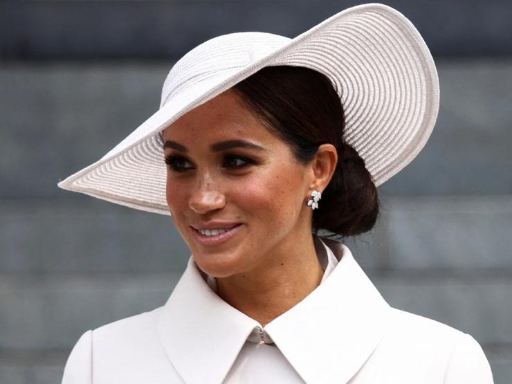 Thời trang - Ý nghĩa sau chiếc vòng ngọc lục bảo trên cổ cô vợ lắm chiêu của hoàng tử Harry