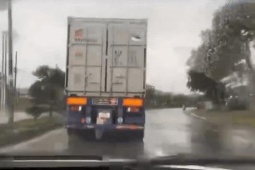 Tin tức trong ngày - Clip: Tài xế đầu kéo thi gan, chặn đường đoàn xe ưu tiên