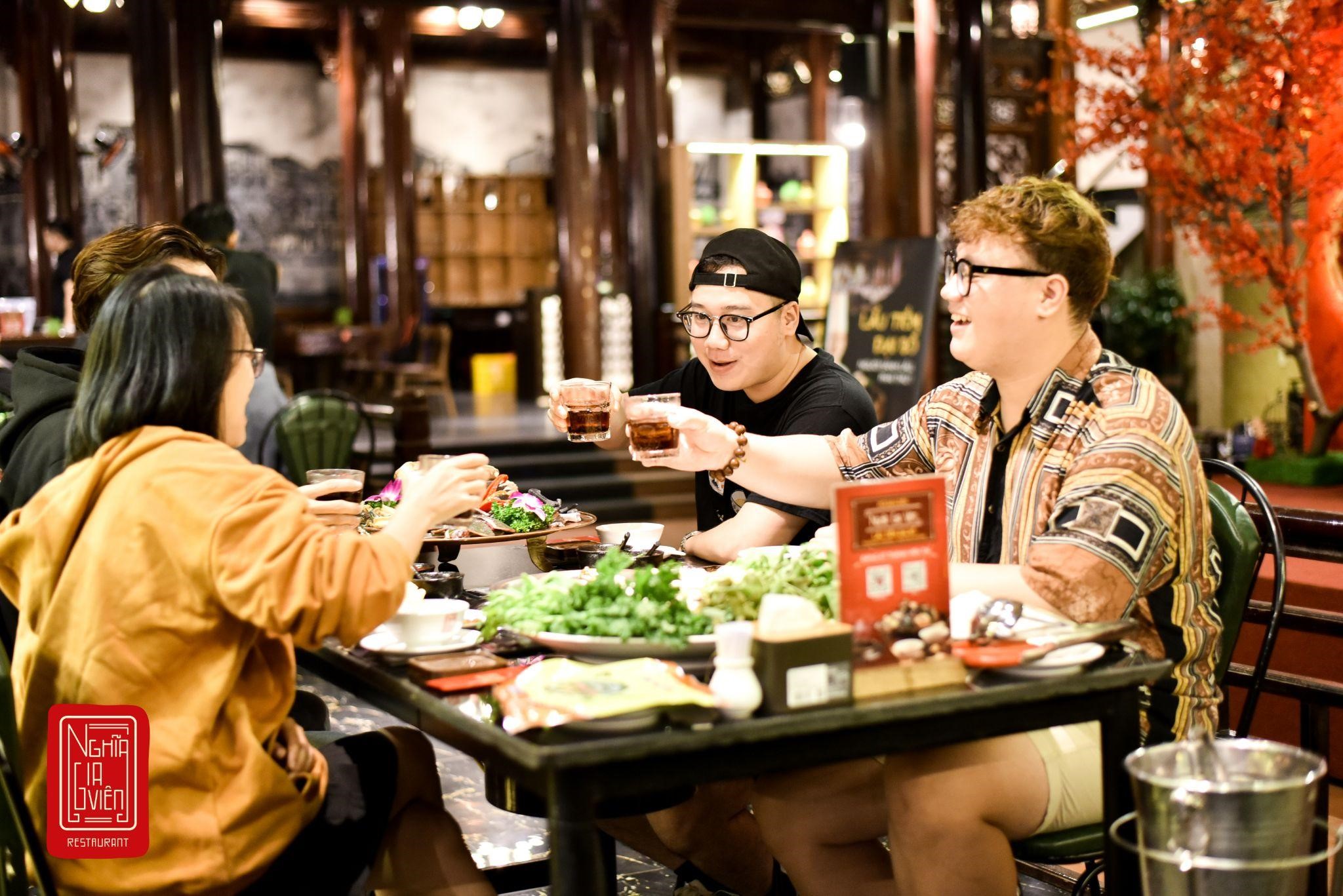 Tiktoker @huyhappy và @chuxjnhne đã đến trải nghiệm trong ngày ra mắt món lẩu tại Nghĩa Gia Viên