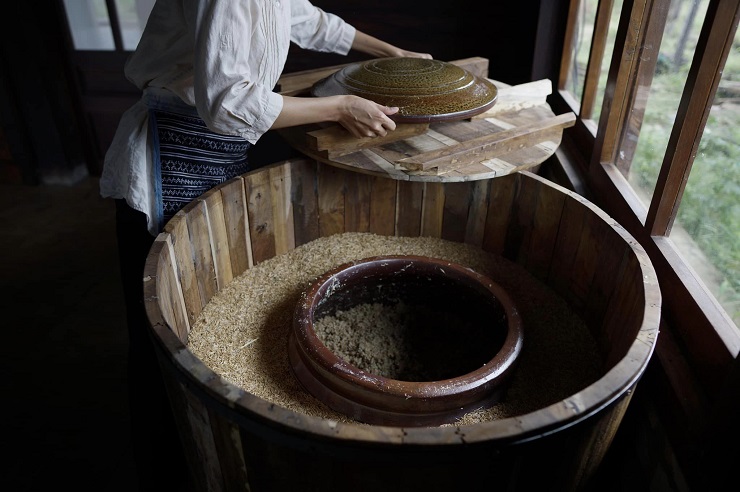 Tuy nhiên, có một loại đường được làm bằng cách ủ men truyền thống có giá rất đắt đỏ, từ 300-450 nghìn đồng/kg, đó là đường mạch nha. (Ảnh: Tâm An).
