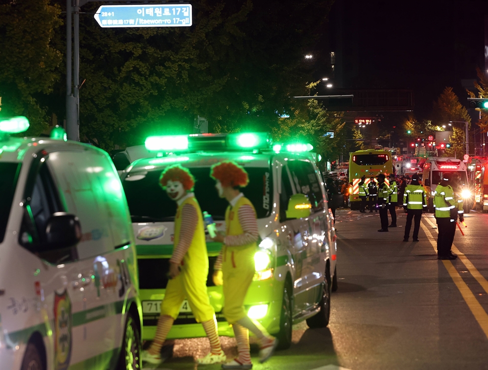 2 người hóa trang thành chú hề trong lễ hội Halloween ở Itaewon hôm 29/10 (ảnh: Yonhap)