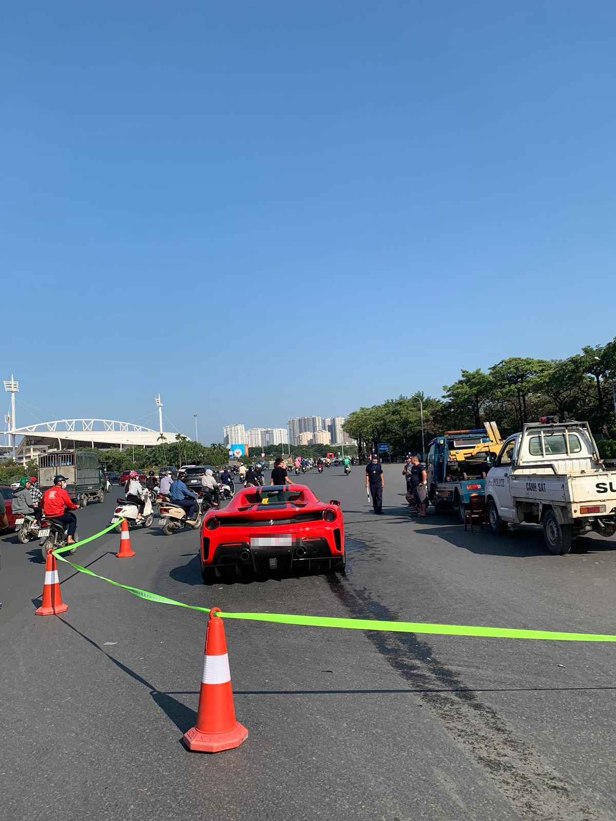 Vào khoảng 5h ngày 31/10, tại đường Lê Quang Đạo, phường Phú Đô (Nam Từ Liêm, Hà Nội) đã xảy ra vụ tai nạn giữa siêu xe ô tô&nbsp;Ferrari&nbsp;và xe máy đi cùng chiều khiến 1 người đàn ông tử vong.