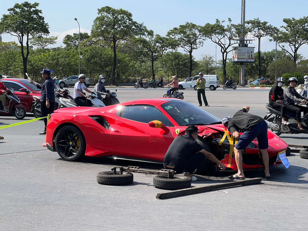 Thời điểm xảy ra tai nạn, trên siêu xe Ferrari có anh V. và một người phụ nữ.