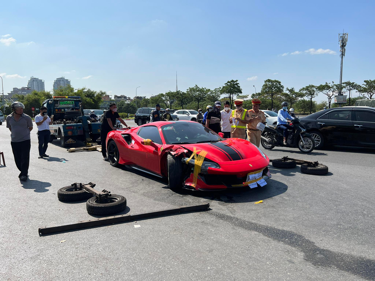Chiếc siêu xe Ferrari bị hư hỏng ở phần đầu.
