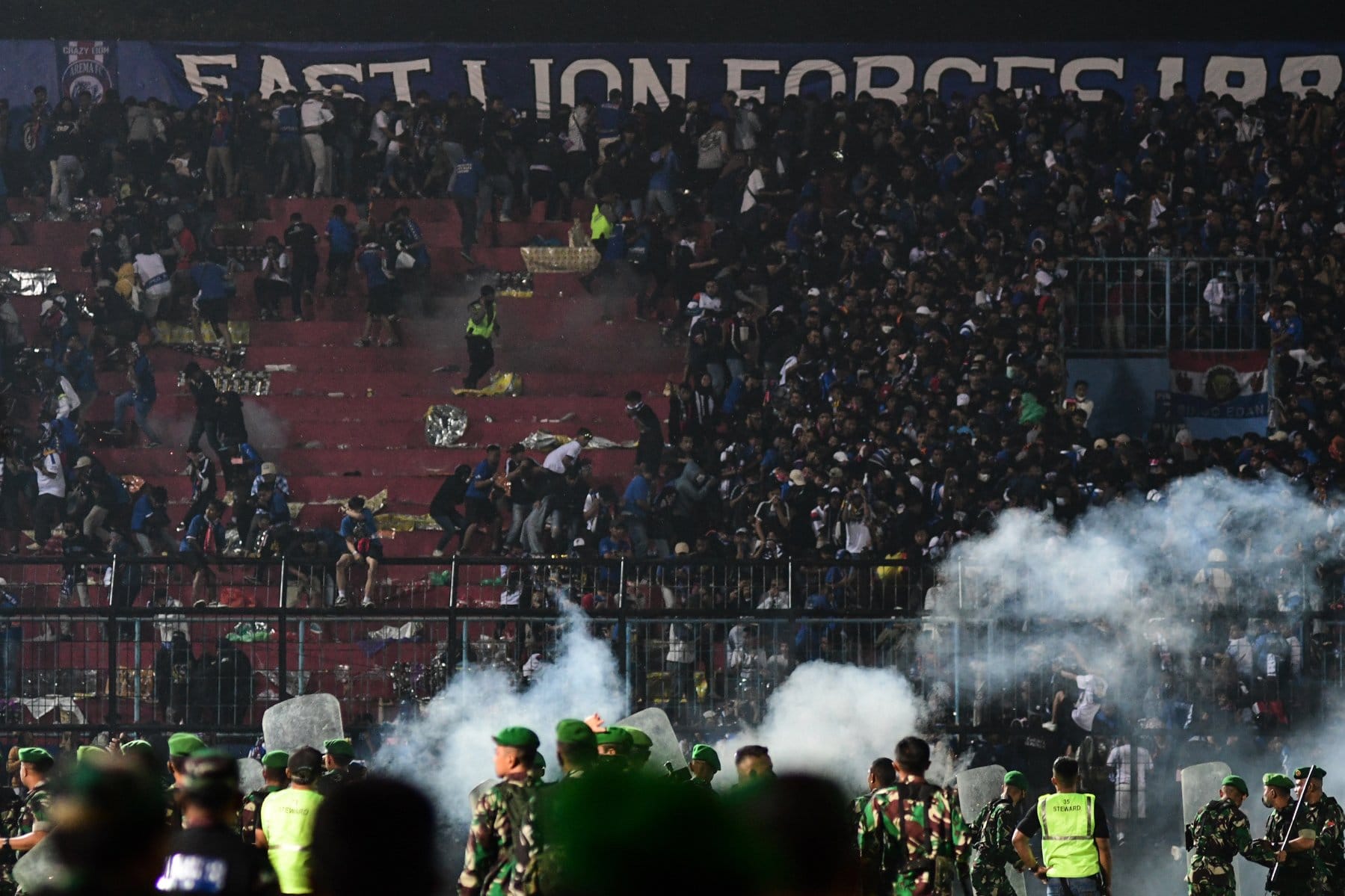 Hỗn loạn tại sân bóng đá Kanjuruhan ở Indonesia (ảnh: Reuters)