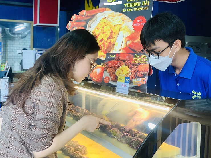 Cua lông Thượng Hải đang được một hệ thống siêu thị hải sản bán với giá 1.190.000 đồng/kg.