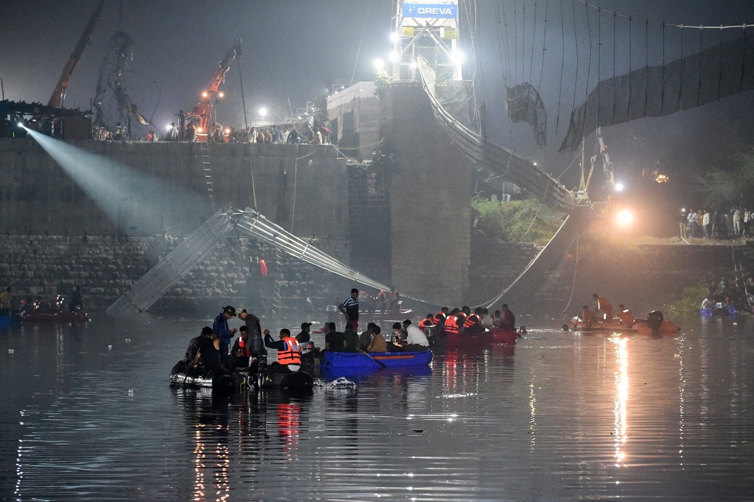 Hiện trường vụ sập cầu khiến hơn 140 người thiệt mạng ở Ấn Độ (ảnh: Reuters)