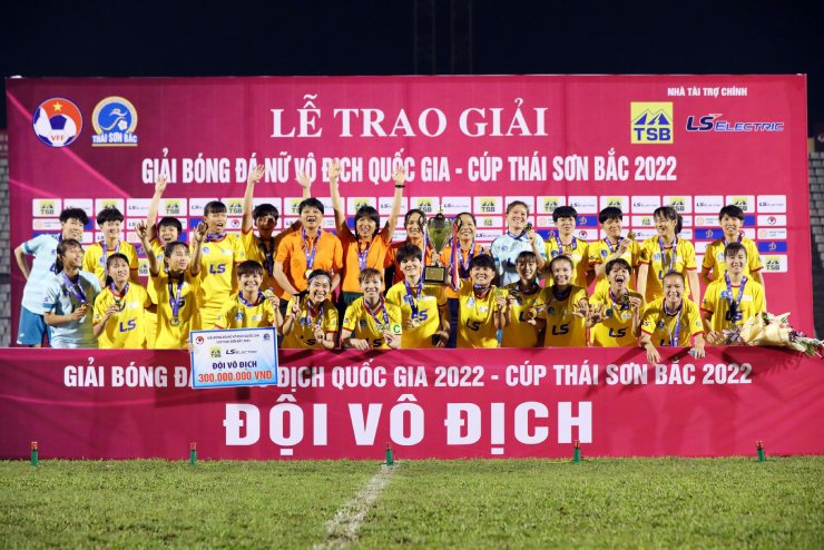 TPHCM I ăn mừng chức vô địch giải bóng đá nữ vô địch quốc gia