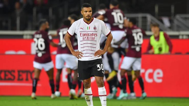 Milan (áo trắng) thua sốc tại Serie A