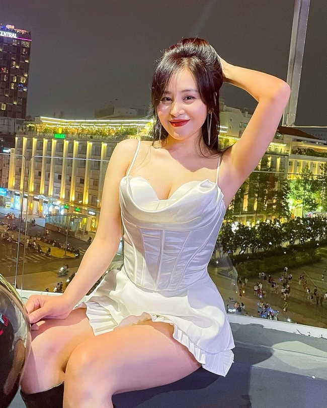 Sau khi nổi tiếng, hot girl Nghệ An lấn sân ca hát, ra MV ca nhạc. Hiện tại, dù tên tuổi không còn "hot" như xưa nhưng Huyền Anh vẫn duy trì được phong độ ổn định. Cô sở hữu fanpage hơn 4 triệu người theo dõi, cuộc sống của chân dài 9X được nhiều người hâm mộ quan tâm.
