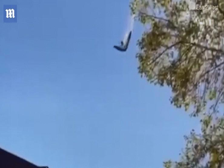 Thế giới - Hãi hùng khoảnh khắc tàu lượn rơi như chim gãy cánh ở Nga