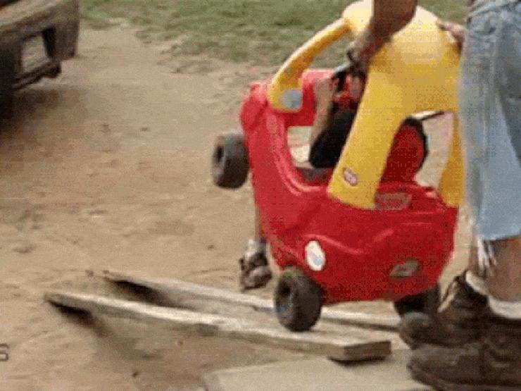 Tranh vui - Các nhóc tì phải "khiếp sợ" khi chơi cùng với ông bố khó đỡ
