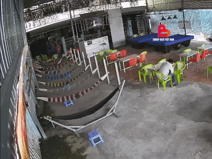 Xe máy - Xe đạp - Clip: Ông chú giật mình "thủ thế" khi xe máy bất ngờ lao vào quán