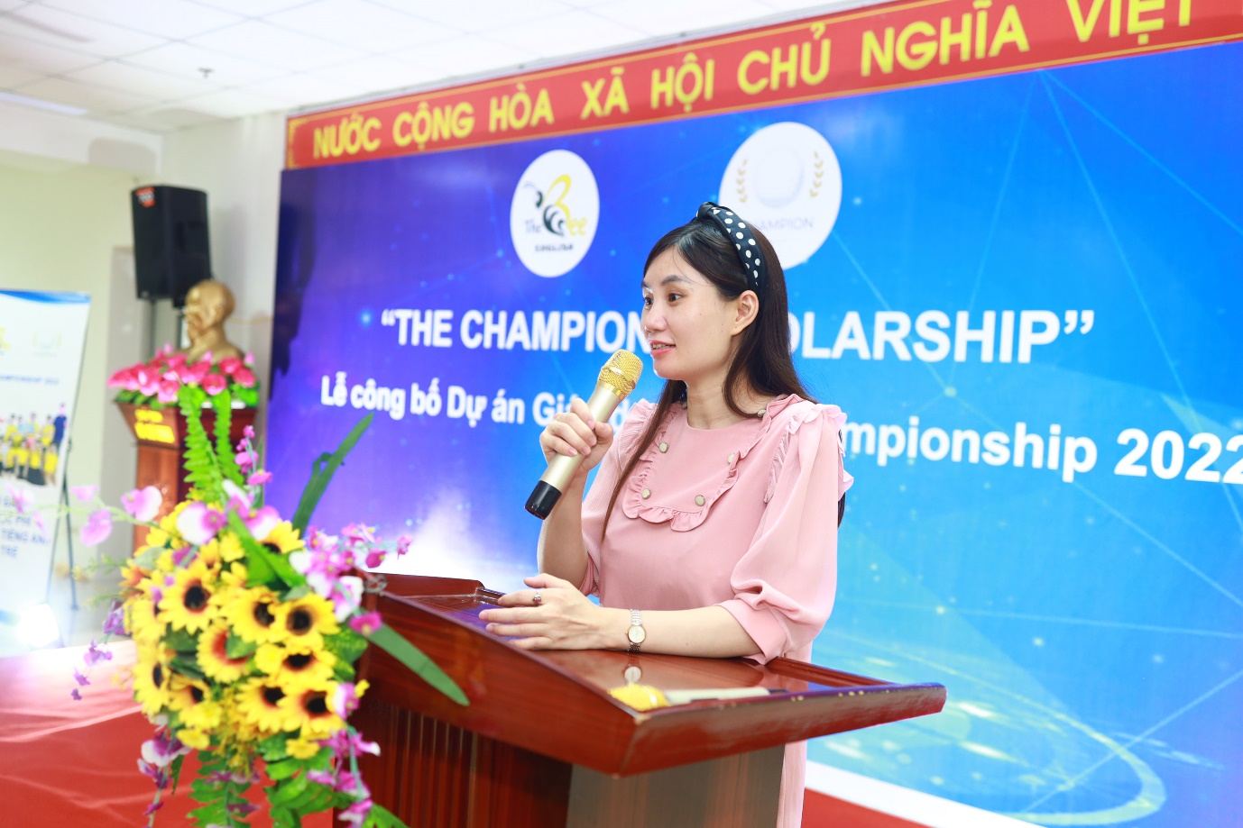 Đại diện Hệ thống Anh ngữ The Bee English phát biểu tại chương trình