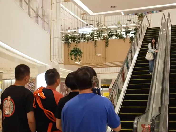 Clip hài hước - Người yêu bị mắc kẹt thang máy, chàng trai đi giải cứu và cái kết bất ngờ