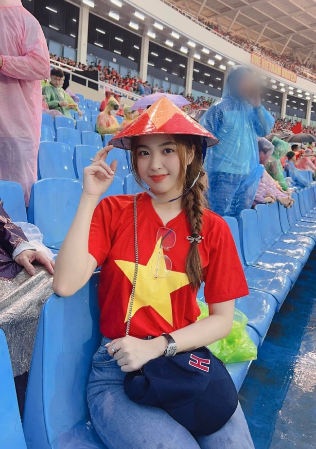 Hot girl 9X cũng thu hút sự chú ý khi có mặt tại khán đài của sân vận động Mỹ Đình để cổ vũ đội tuyển Việt Nam tiếp đón đội tuyển Nhật Bản hồi tháng 11/2021. Tuy nhiên cô gây tranh cãi khi diện áo và khẩu trang có in logo của một sàn cờ bạc trực tuyến.
