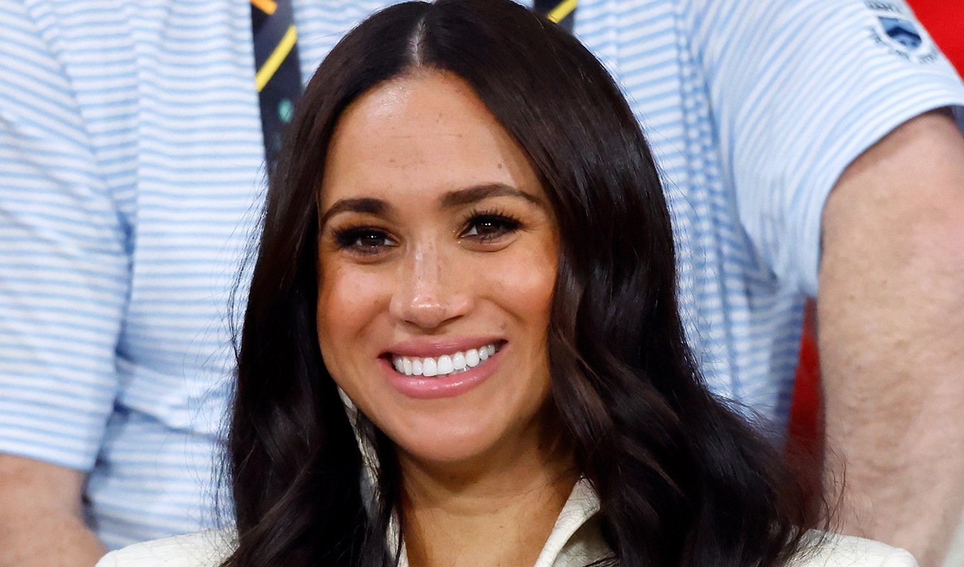 Ý nghĩa sau chiếc vòng ngọc lục bảo trên cổ cô vợ lắm chiêu của hoàng tử Harry - 2