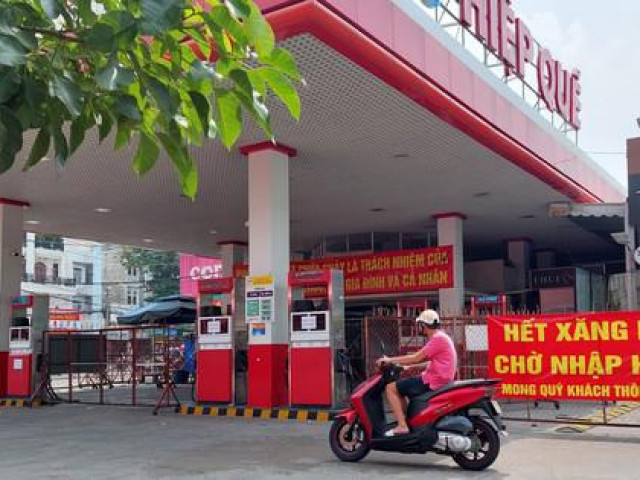 Tin tức trong ngày - CLIP: Nhiều cửa hàng xăng dầu ở TP HCM tiếp tục báo hết xăng trước giờ điều chỉnh giá