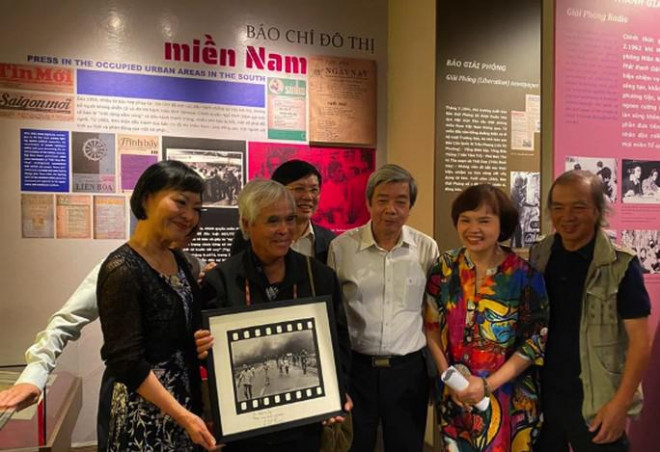 Nhà báo Nick Út, tác giả bức ảnh "Em bé Napalm", và nhân vật trong bức ảnh, bà Kim Phúc. lần đầu tiên có cuộc gặp lịch sử trong sự kiện "Nick Út - Em bé Napalm: Gặp gỡ 50 năm" tối 31-10 tại Hà Nội