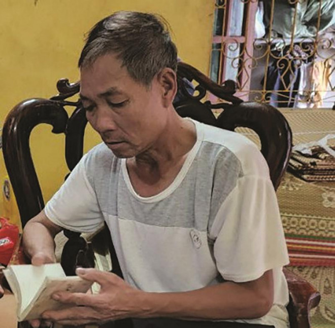 Ông Nguyễn Văn Thi, bố tử tù Nguyễn Thành Luân nhận lại cuốn nhật ký của con