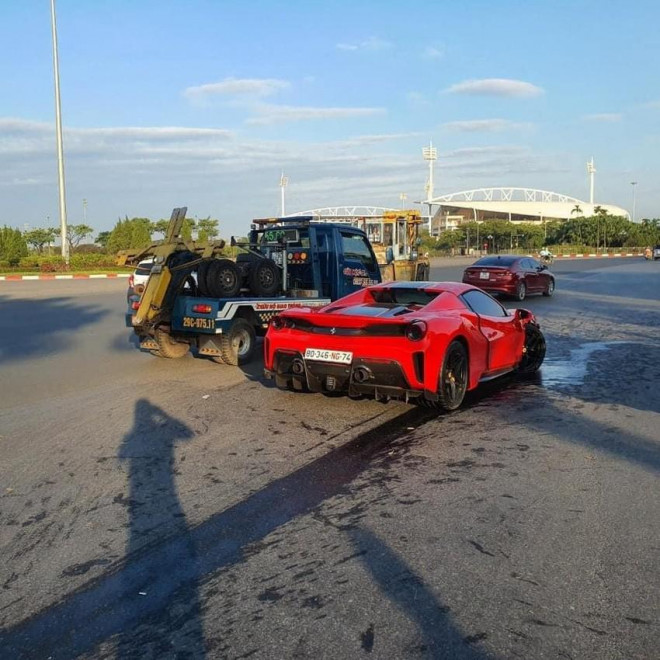 Chiếc siêu xe gây tai nạn ở khu vực Mỹ Đình, Hà Nội. Ảnh: MXH