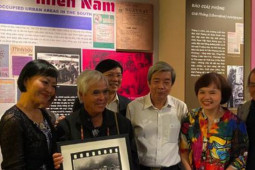 Tin tức trong ngày - Cuộc gặp lịch sử của Nick Út và Em bé Napalm tại Hà Nội