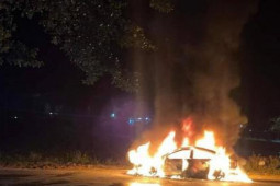 Tin tức trong ngày - CLIP: Xe ôtô con đang chạy bất ngờ bốc cháy ngùn ngụt